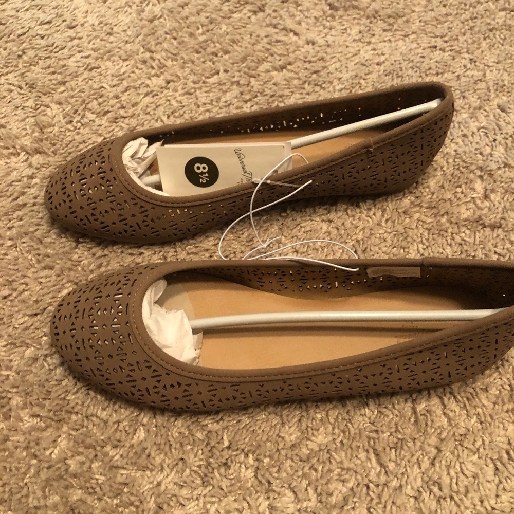 Universal Thread Taupe Flats
